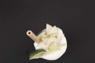 Lokantadaki masada alkol kokteyli.