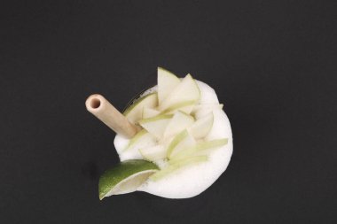 Lokantadaki masada alkol kokteyli.