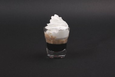 Lokantadaki masada alkol kokteyli.