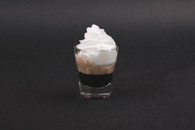 Lokantadaki masada alkol kokteyli.