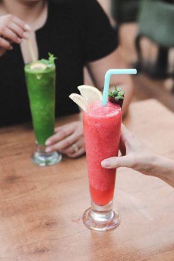 Lokantadaki masada alkol kokteyli.