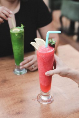 Lokantadaki masada alkol kokteyli.