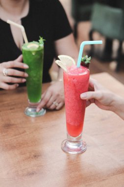 Lokantadaki masada alkol kokteyli.