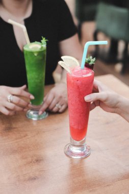 Lokantadaki masada alkol kokteyli.