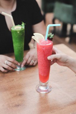 Lokantadaki masada alkol kokteyli.