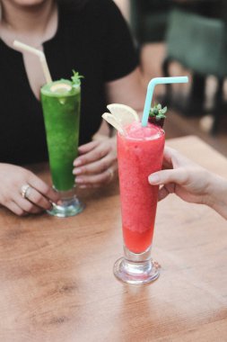 Lokantadaki masada alkol kokteyli.
