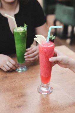 Lokantadaki masada alkol kokteyli.