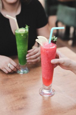 Lokantadaki masada alkol kokteyli.