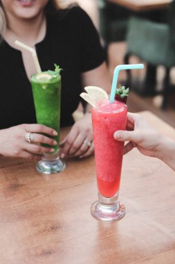 Lokantadaki masada alkol kokteyli.