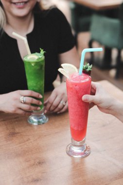 Lokantadaki masada alkol kokteyli.