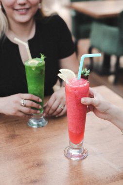 Lokantadaki masada alkol kokteyli.