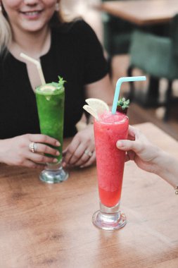 Lokantadaki masada alkol kokteyli.