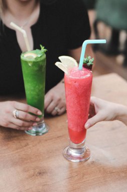 Lokantadaki masada alkol kokteyli.