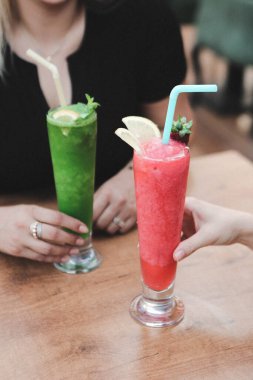 Lokantadaki masada alkol kokteyli.