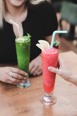 Lokantadaki masada alkol kokteyli.