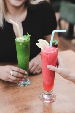 Lokantadaki masada alkol kokteyli.