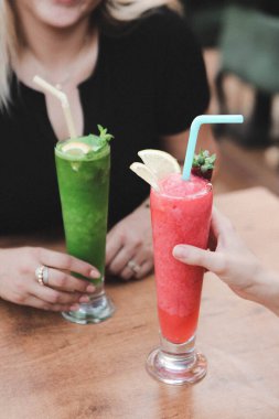 Lokantadaki masada alkol kokteyli.