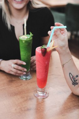 Lokantadaki masada alkol kokteyli.