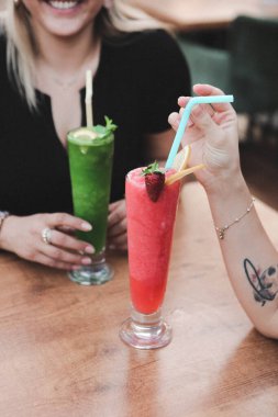 Lokantadaki masada alkol kokteyli.