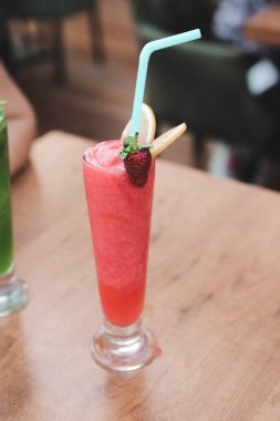 Lokantadaki masada alkol kokteyli.