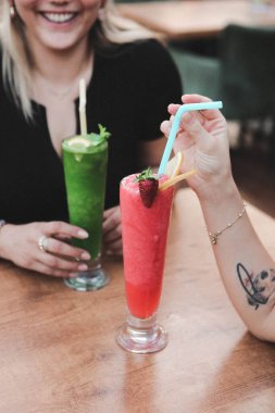 Lokantadaki masada alkol kokteyli.