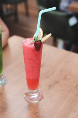 Lokantadaki masada alkol kokteyli.