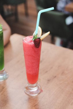 Lokantadaki masada alkol kokteyli.