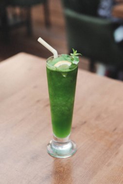 Lokantadaki masada alkol kokteyli.