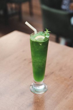 Lokantadaki masada alkol kokteyli.