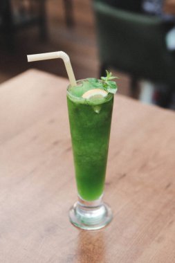 Lokantadaki masada alkol kokteyli.