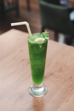 Lokantadaki masada alkol kokteyli.