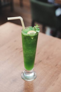 Lokantadaki masada alkol kokteyli.