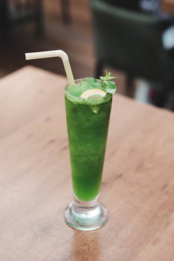 Lokantadaki masada alkol kokteyli.