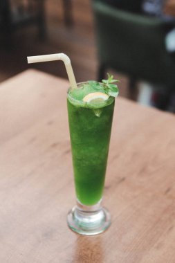 Lokantadaki masada alkol kokteyli.