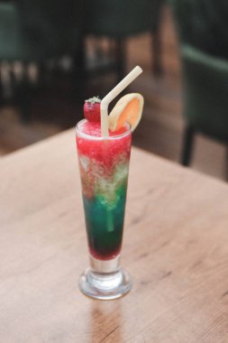 Lokantadaki masada alkol kokteyli.