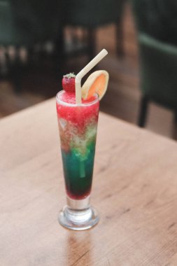 Lokantadaki masada alkol kokteyli.