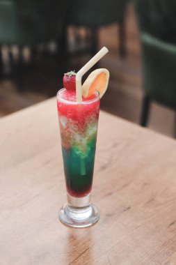 Lokantadaki masada alkol kokteyli.