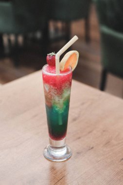 Lokantadaki masada alkol kokteyli.