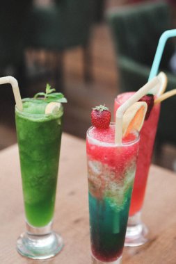 Lokantadaki masada alkol kokteyli.