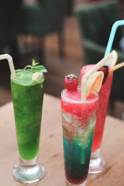 Lokantadaki masada alkol kokteyli.