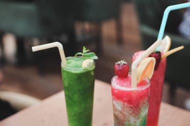 Lokantadaki masada alkol kokteyli.