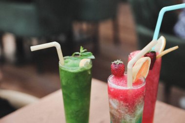 Lokantadaki masada alkol kokteyli.