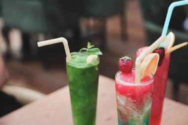 Lokantadaki masada alkol kokteyli.