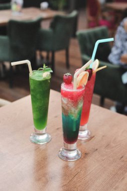 Lokantadaki masada alkol kokteyli.