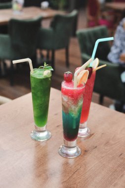 Lokantadaki masada alkol kokteyli.