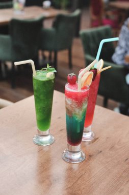 Lokantadaki masada alkol kokteyli.