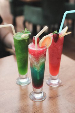 Lokantadaki masada alkol kokteyli.