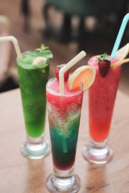 Lokantadaki masada alkol kokteyli.