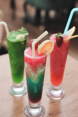 Lokantadaki masada alkol kokteyli.