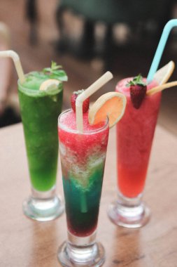 Lokantadaki masada alkol kokteyli.